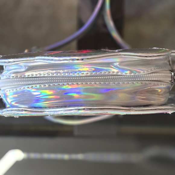 Seashell Shaped Crossbody Purse - Shiny Iridescent Color with Pearly Beads!!! - Picture 4 of 9